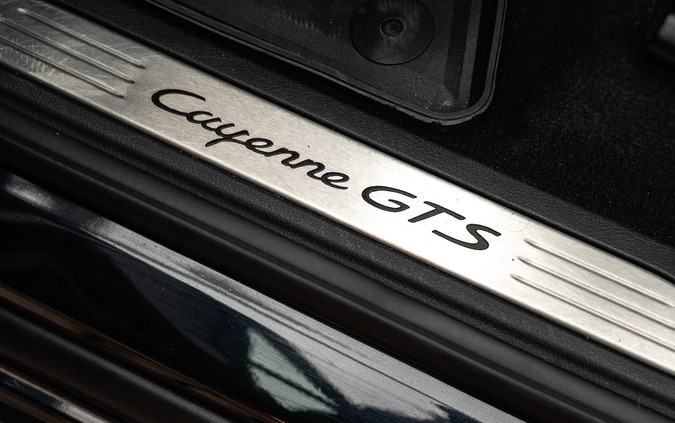 Porsche Cayenne cena 229000 przebieg: 240000, rok produkcji 2015 z Strzegom małe 596